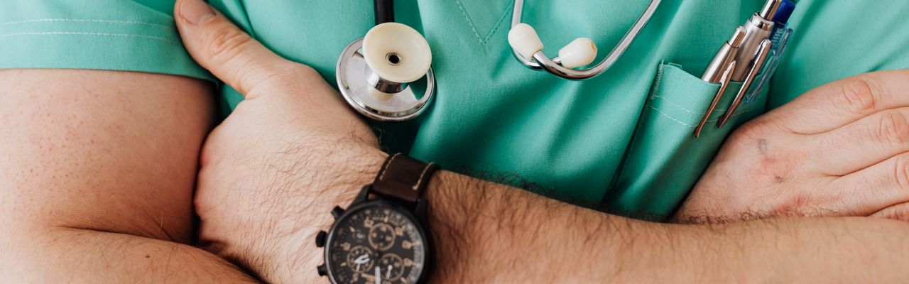 Médico em atendimento assistencial